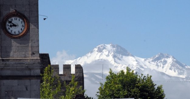 Erciyes Dağı'na haziran ayının sonunda kar yağdı