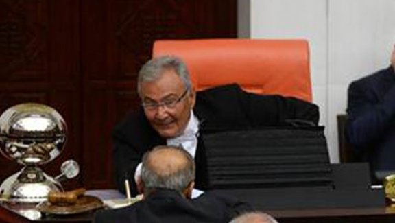 Deniz Baykal mecliste mikrofonunu açık unutunca...