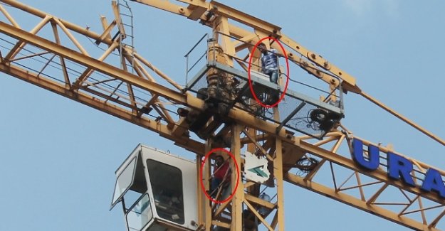 Maaşlarını alamayan işçiler vince çıktı