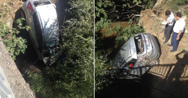 Otomobil dereye uçtu: 2 ölü
