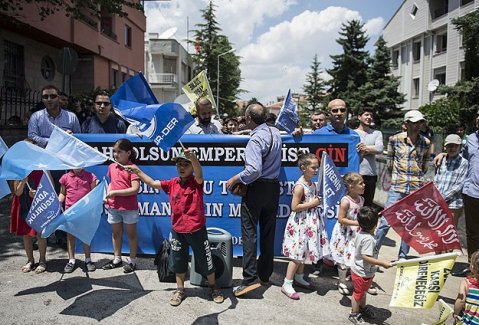 Çin Büyükelçiliği önünde protesto