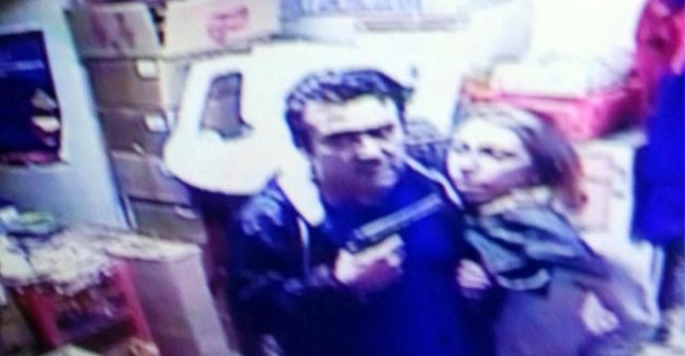 Kasayı açtıramadı bayan kasiyeri dövdü!