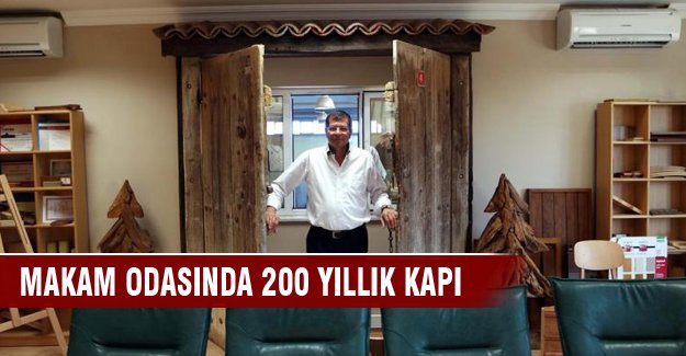 Doğduğu evin kapısını makam odasına taktırdı