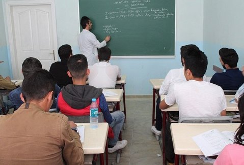 Öğretmen adaylarının alan sınavı başladı