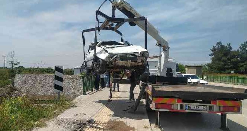 Bursa'da kontrolden çıkan otomobil köprüden uçtu!