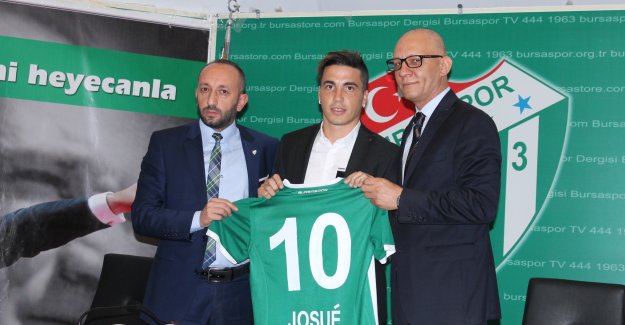 Josue imzayı attı