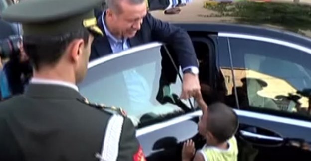 Erdoğan, çocuklara bayram harçlığı dağıttı
