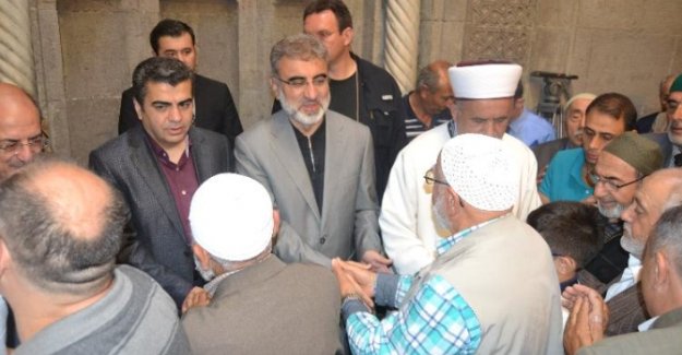 Bakan Yıldız, bayram namazını Hunat Camii’nde kıldı