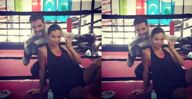 Adriana Lima'dan bozkurt işareti