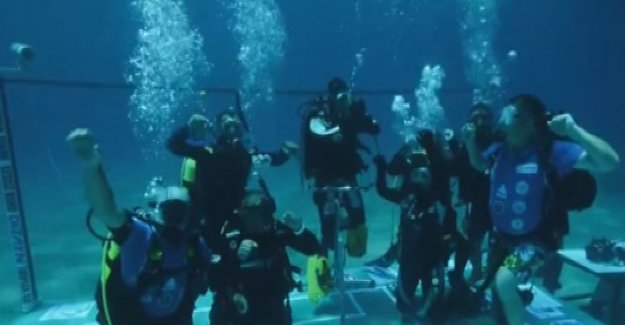 Kürşad Tüzmen sualtında tavla oynadı