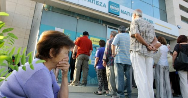 Komşu'da bankalar nihayet açıldı