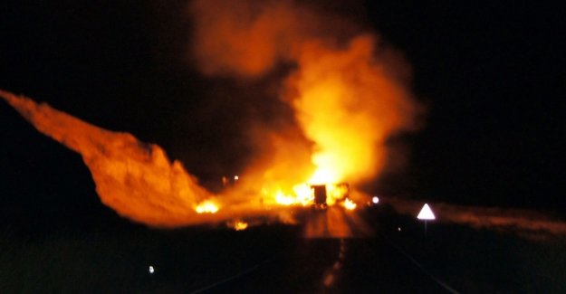 Yol kesen PKK 13 aracı yaktı