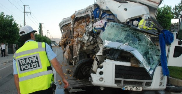 Yolcu otobüsü ile kamyon çarpıştı: 15 yaralı