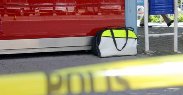 Otobüs durağında unutulan çanta panik yarattı