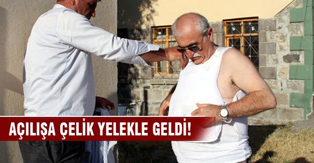 Heykel açılışına çelik yelekle katıldı