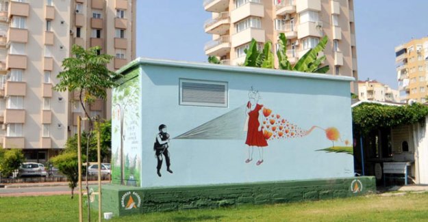 Kırmızılı Kadın Antalya'yı karıştırdı