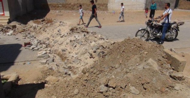 Polisin girişini engellemek için hendek kazdılar