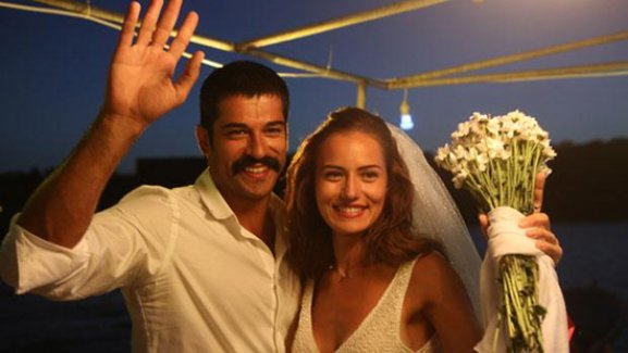 Burak Özçivit ve Fahriye Evcen'in barış tatili