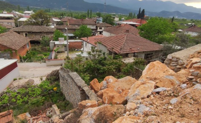 Bursa'da evlerinin üzerinde dev kayalar var! Korku içinde yaşıyorlar...