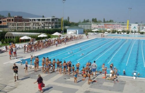 Sıcaktan bunalan Bursalılar kendilerini havuza attılar