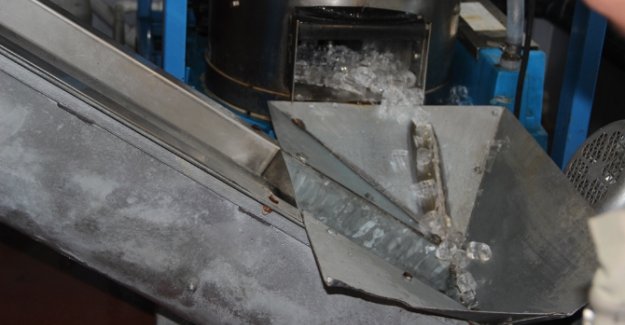 Buz fabrikaları talepleri karşılayamıyor