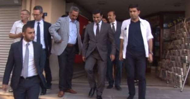 Demirtaş’a "bayraklı" protesto