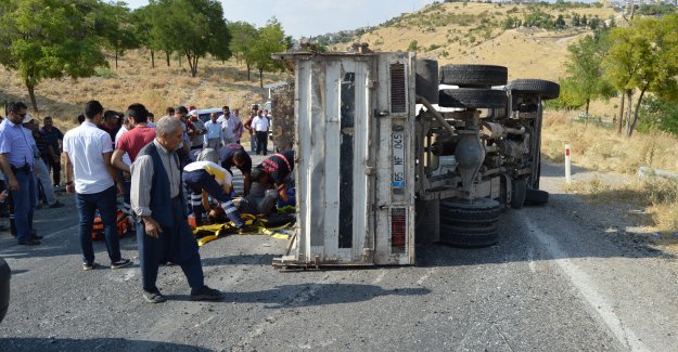 Kamyonet yan yattı! 1 kişi öldü, 4 kişi yaralandı