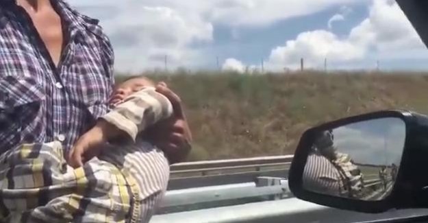 Otobanda dilenen çocuklara sinirlendi