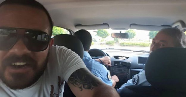 Gözaltına giderken selfie çekti