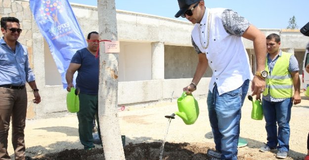 Dünyaca ünlü şarkıcı Antalya’da ağaç dikti