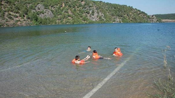 Su altında kalan yolda yüzdüler