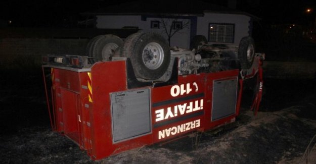 Yangına müdahale sırasında itfaiye aracı devrildi