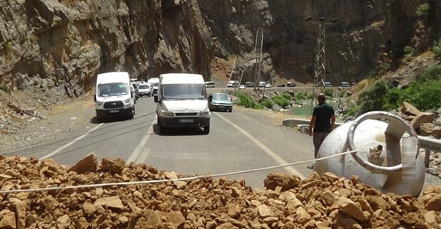 Teröristler yola patlayıcı yerleştirdi