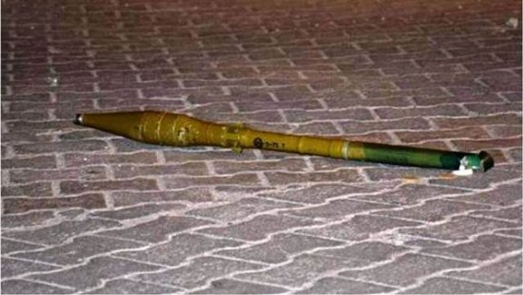 Polis karşılık verince roketi bırakıp kaçtılar