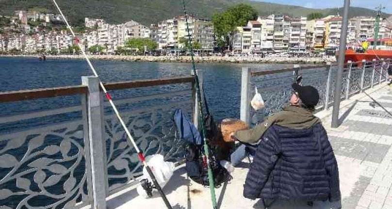 Gemlik'te müsilaj sona erdi, denizi oltacılar doldurdu