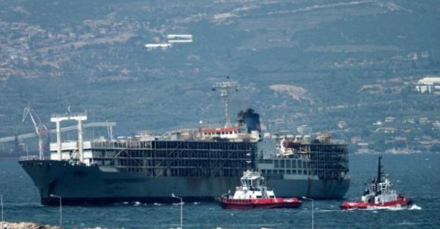 Yüzen ahıra vatandaştan büyük tepki