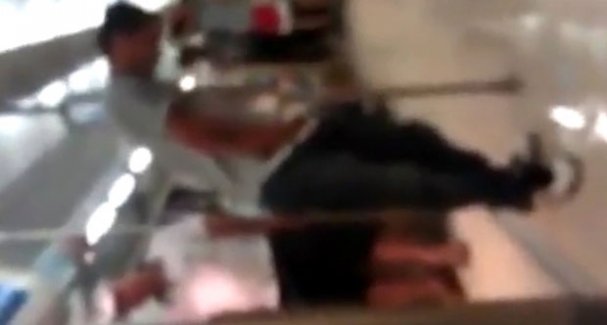 İzmir metrosunda herkesin içinde tuvaletini yaptı