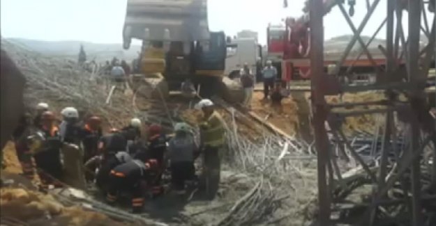 İnşaatta iskele çöktü! 4 kişi enkaz altında