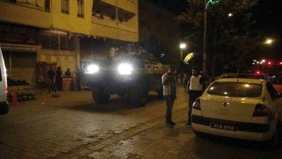 Diyarbakır'da polis merkezine saldırı: 1 yaralı