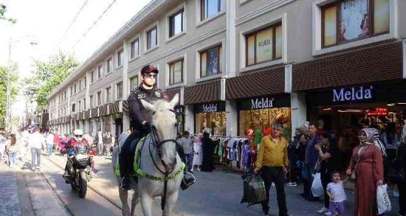 Bursa'da trafiğe kapalı caddelerin güvenliği atlı polislere emanet