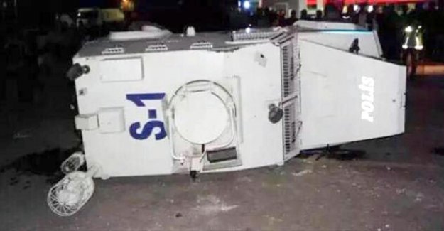 Zırhlı polis aracı devrildi