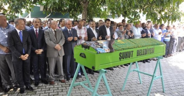 Veysel Eroğlu annesini son yolculuğuna uğurladı