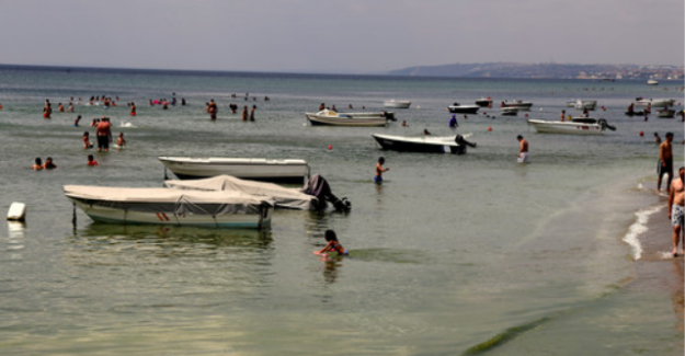 Mikrop yuvası olan sahilde denize giriyorlar