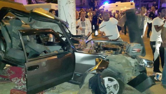 Otomobil yayalara çarptı! 5 ölü 1 yaralı