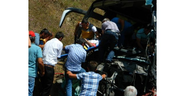 Yolcu otobüsü ile kamyonet çarpıştı: 1 ölü, 3 yaralı