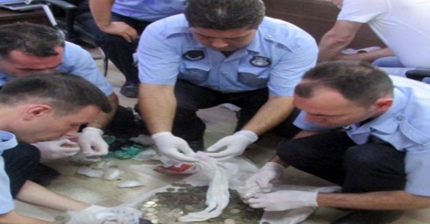 Çöp evden çuvalla para çıktı