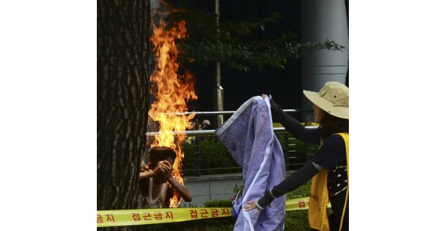 Japonya’yı protesto etmek için kendini yaktı