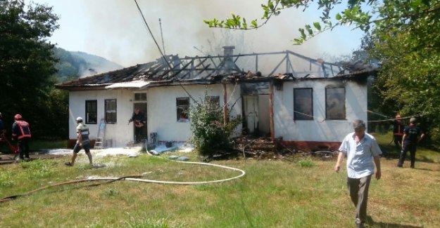 Fazla ısınan kablo evi kül etti