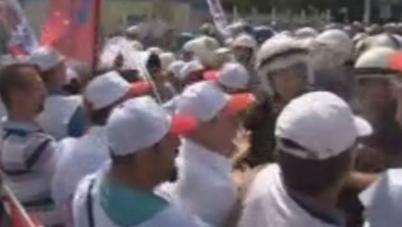 Çalışma Bakanlığı’na yürümek isteyen grup ile polis arasında arbede yaşandı