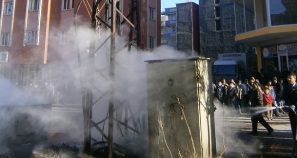 Klimalara çok yüklenince şehrin trafosu patladı!